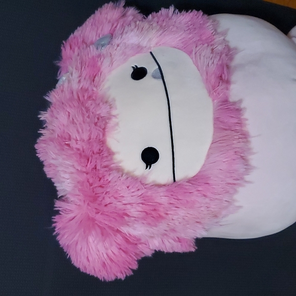 BNWT Caparinne Bow Bigfoot Squishmallow - Picture 6 of 9